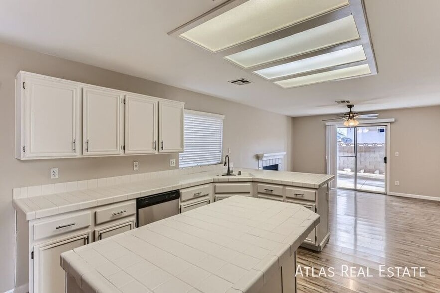 Building Photo - 8112 Dolphin Landing Dr