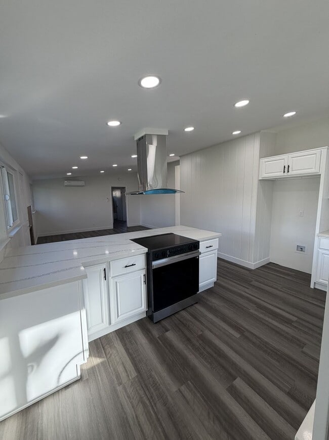 Building Photo - Newly Remodeled 4 bedroom 2 bathroom home Just 10 minutes from Disneyland