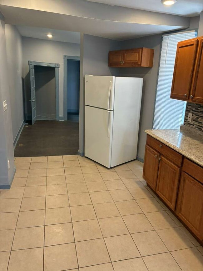 Building Photo - 2832 Parkwood Ave