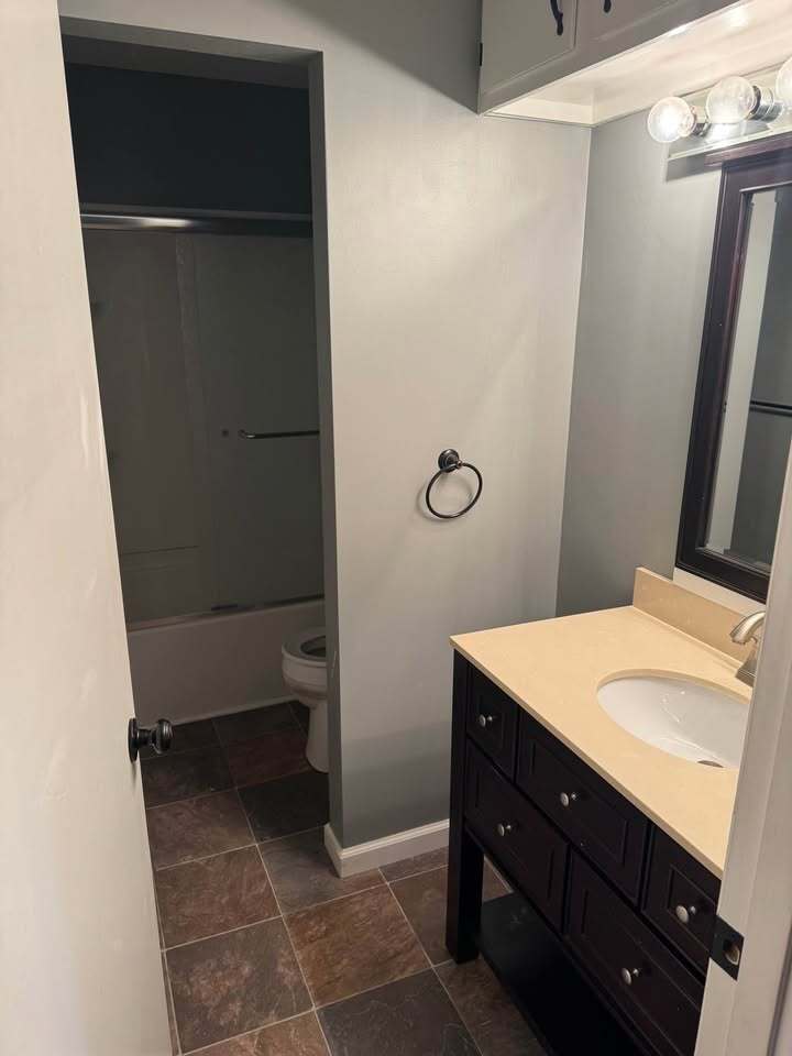 Guest Bath - 2275 N Cable Rd