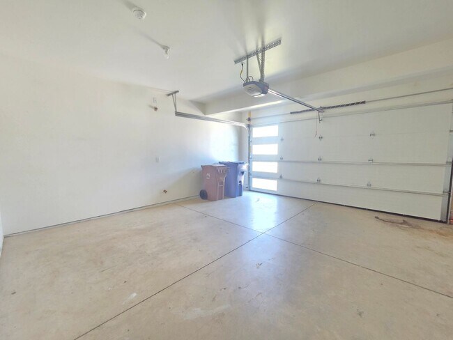 Building Photo - $2,500 - 4 Bed / 2.5 Stunning Home in Five Mile Prairie Neighborhood