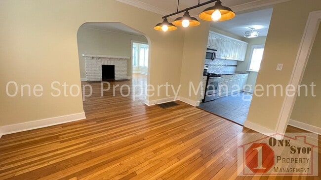 Building Photo - Charming 2-bedroom, 1-bath Duplex in Kansa...