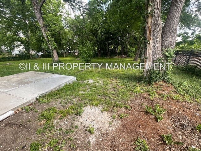 Building Photo - 310 W Poplar St