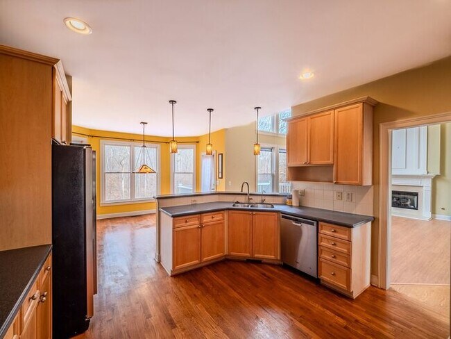 Building Photo - 12872 Waterside Dr