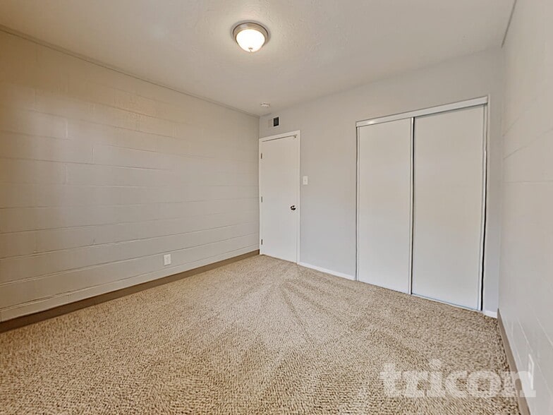 Building Photo - 5307 Esmeralda St