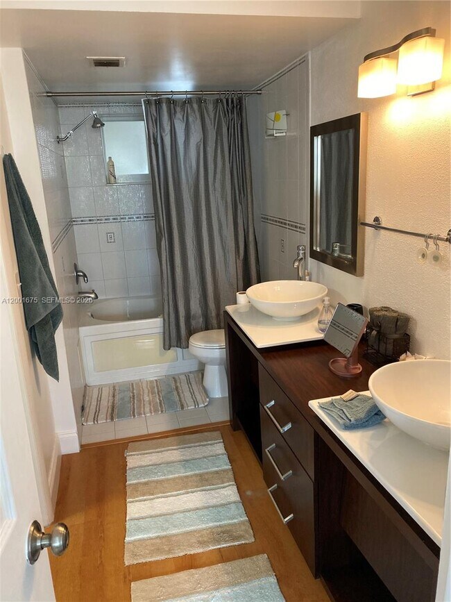 Building Photo - 1345 Lincoln Rd