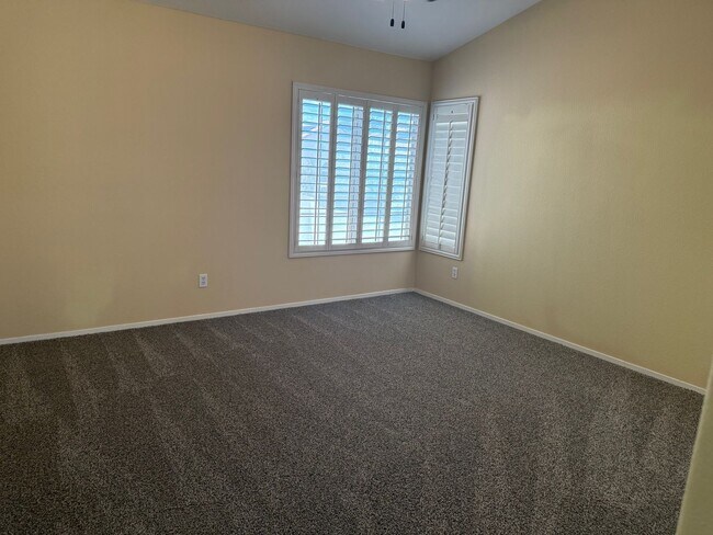 Building Photo - Beautiful Home with Pool near Tropicana and Buffalo