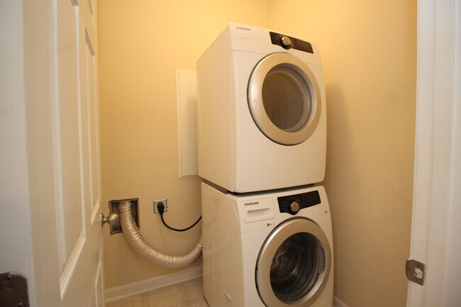Building Photo - Walking distance to Downtown Sugar Hill!