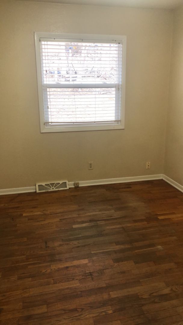 Building Photo - 1528-1530 Seminole Ave NW Cedar Rapids, IA...