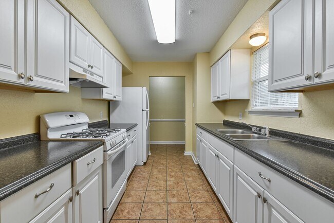 Building Photo - Cozy Living Awaits, 2BR/2BA Townhome with Fireplace