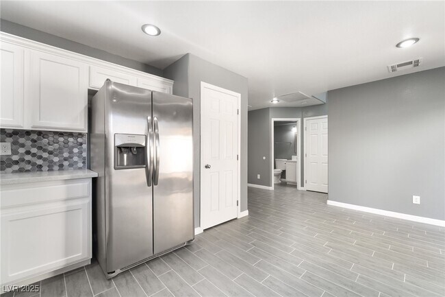 Building Photo - 11981 Fairfax Ridge St