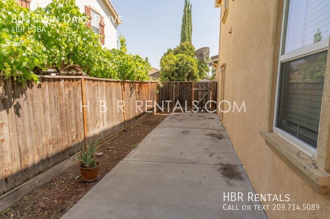 Building Photo - 803 Twin Oaks Dr