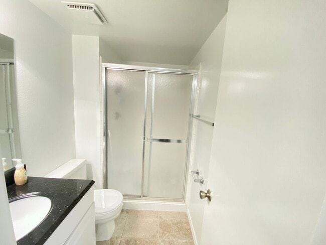 Building Photo - Beautiful 2 bed 2.5 Bath, Newport Beach