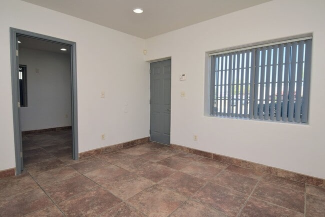 Building Photo - Stand Alone 2 Bed 1 Bath with Private Yard...