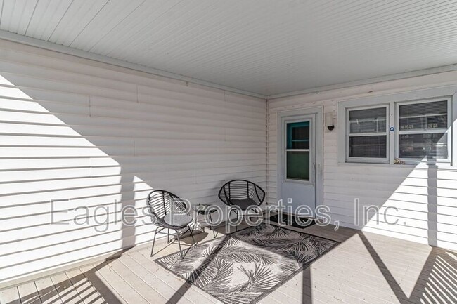 Building Photo - 512 N Pineview Ave