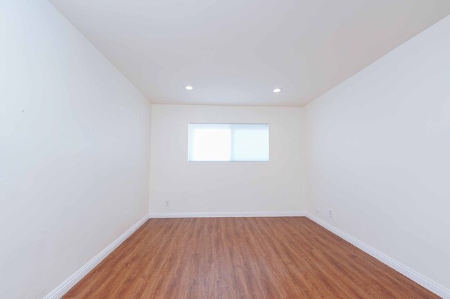 Building Photo - Gated Community 2 Bedroom 2 Bath Condo