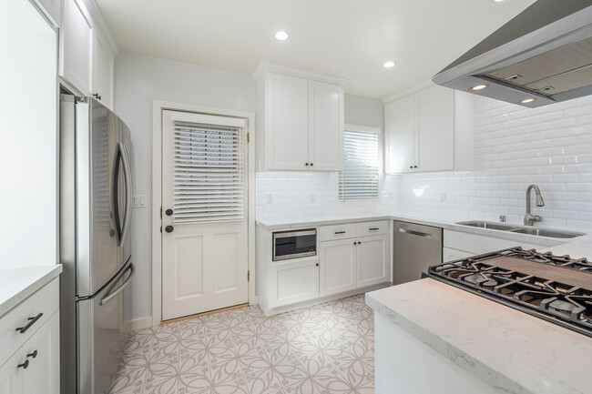 Building Photo - Cozy Home in Culver City!