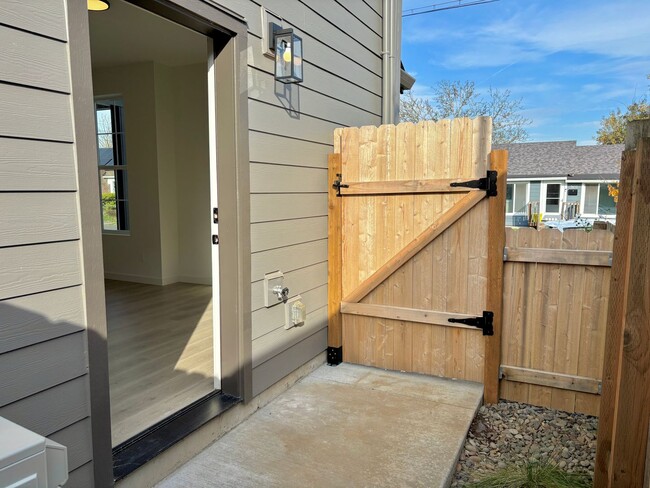 Building Photo - St. Johns New Build - Bright and Spacious End Unit 2 Bedroom with A/C, Washer/Dryer and Private P...