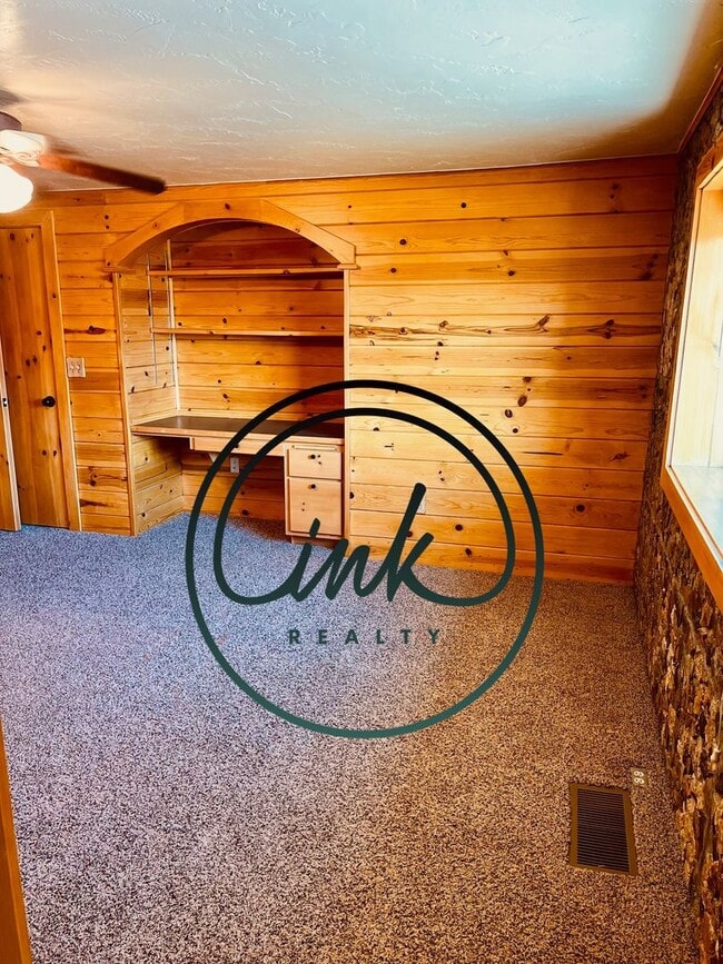 Building Photo - Charming Cabin-Style Home with Stunning To...