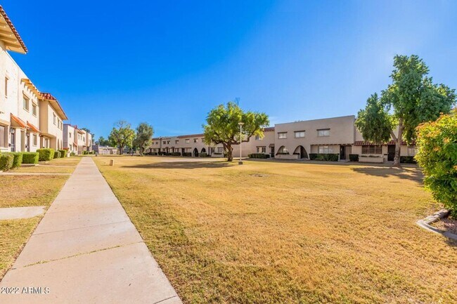 Building Photo - Great Location in Scottsdale!  2 bedroom, 1.5 bath, community pool