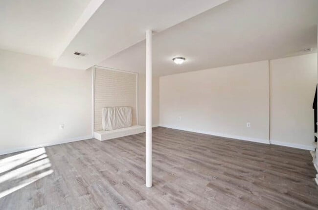 Building Photo - 4543 Kingston Rd