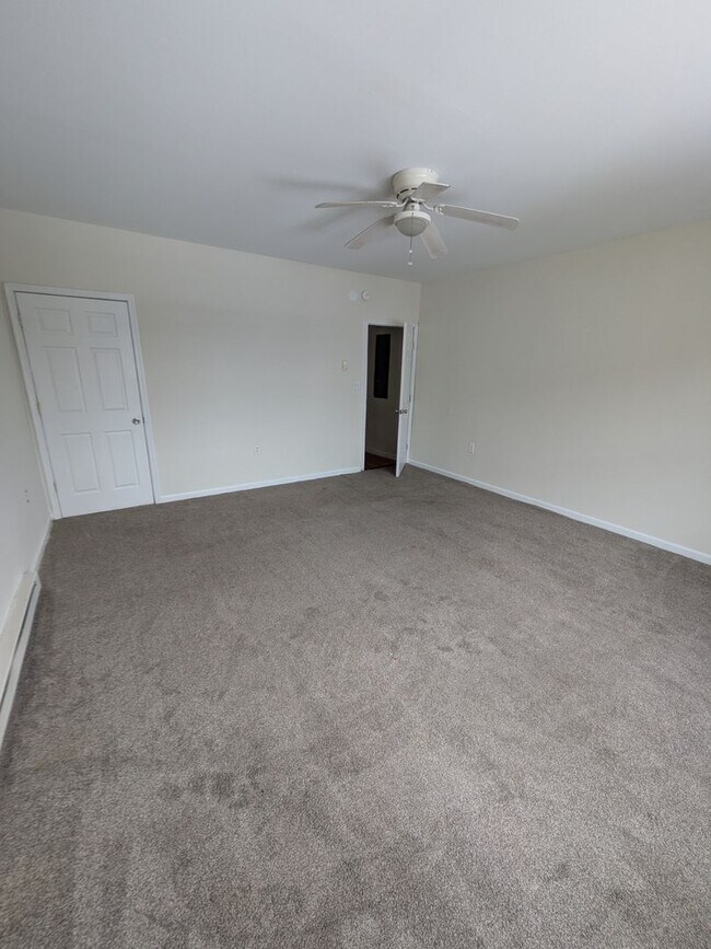 Building Photo - 643 Monroe Ave