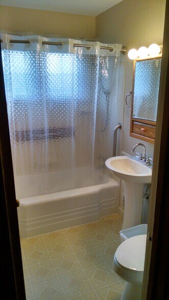 Old fashioned spacious tub. - 1201 N Madison St