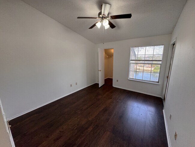 Building Photo - 1948 Lake Atriums Cir