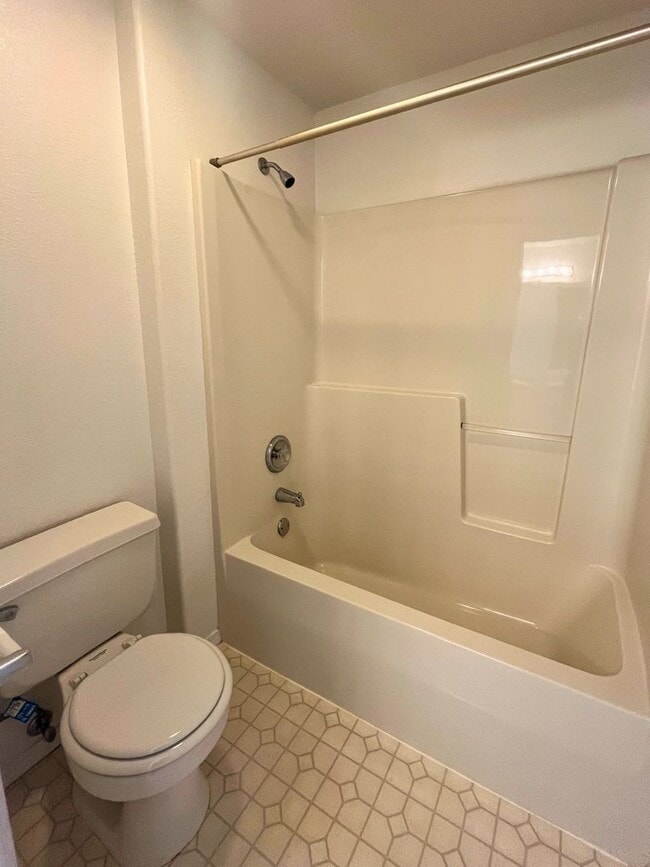 Building Photo - (BRO) 2 Bedroom/2 Bathroom with a Loft