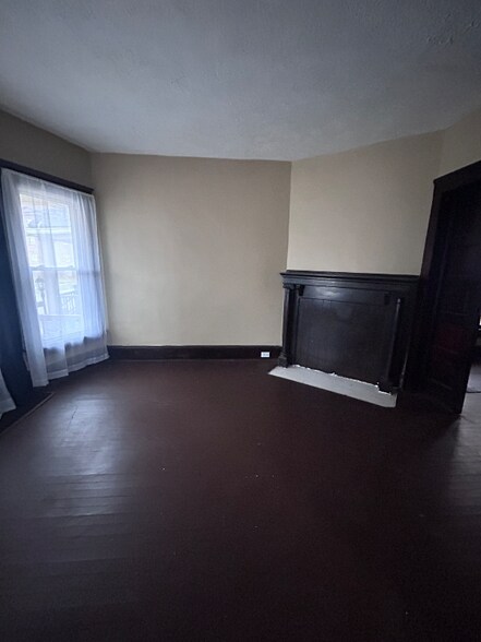 Building Photo - 1331 E 86th St