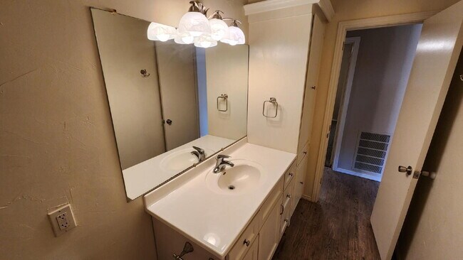 Building Photo - Half off first full month's rent/Southwest...