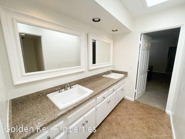Building Photo - Beautiful ocean-view home located in the h...