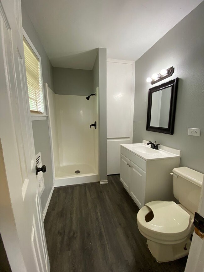 Building Photo - Large family home in Grape Creek!