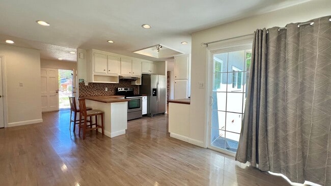 Building Photo - Gorgeous house - Huge Backyard with Bonus ...