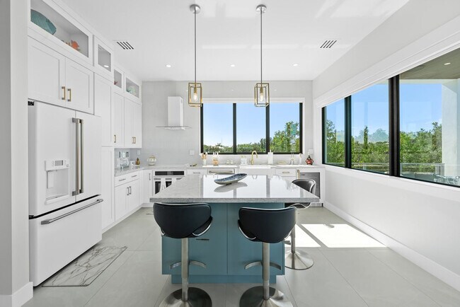 Building Photo - 247 Pescayo Ave