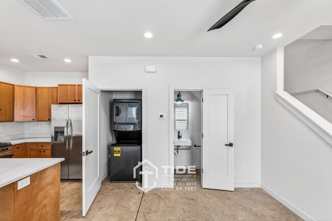 Building Photo - Modern Living Minutes from Park Circle