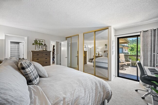 Building Photo - 3 bed 2 bath move-in ready unit.