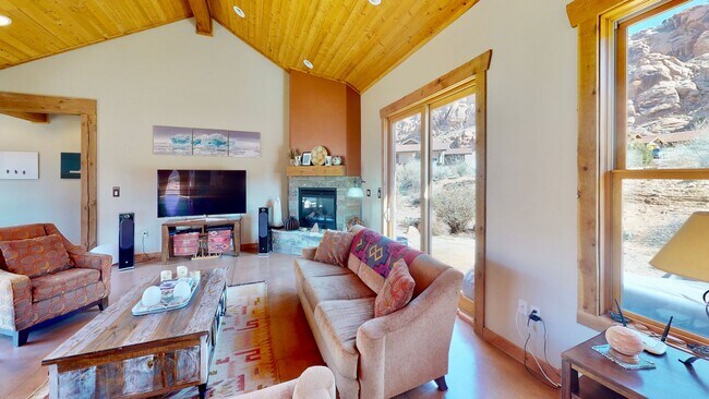 Building Photo - Luxurious and comfortable living experience