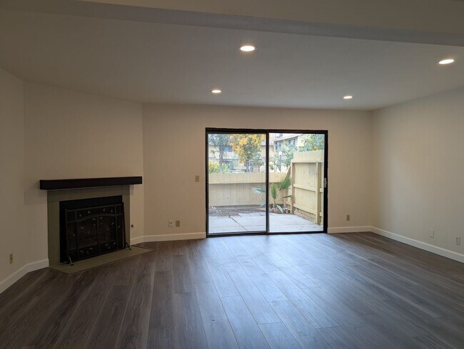 Building Photo - Completely remodeled and updated condo close to Fresno State, shopping and hwy 168