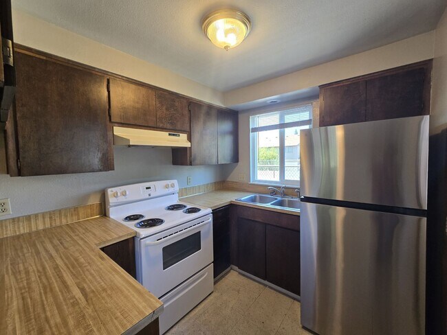 Building Photo - 124 NE Atkinson Ct