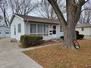 Building Photo - 4 Bed 2 Bath house for Rent!