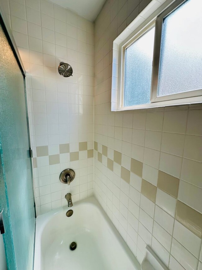 Building Photo - Charming 3 Bedroom Home