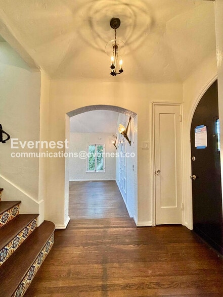 Building Photo - 132 N Crescent Heights Blvd