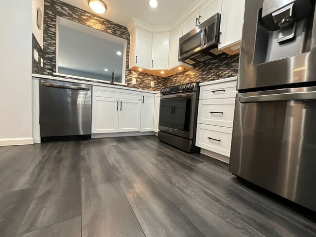 Building Photo - Beautiful 2BR 2BA 3 level townhome located in the Bowling Brook Farms Community