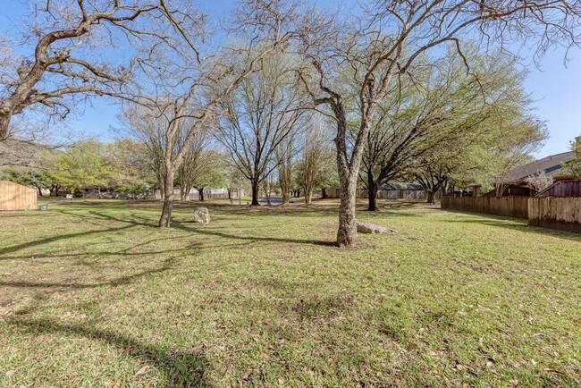Building Photo - 7211 Lakewood Dr