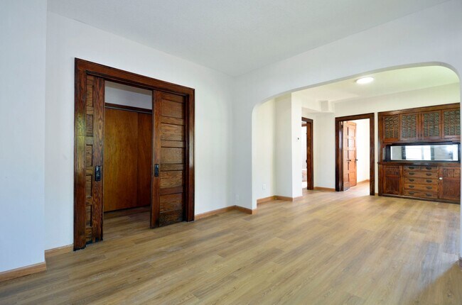 Building Photo - Beautiful Updated 5-Bed 2-Bath Home in NE Minneapolis!