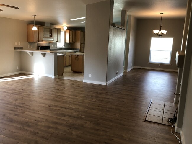 Building Photo - Beautiful and Convenient Turner Location!