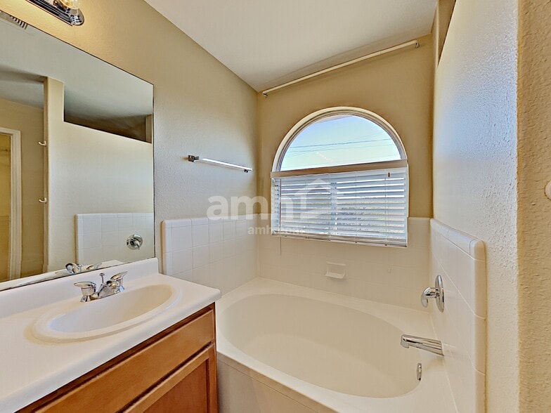 Building Photo - 10002 Cactus Vly