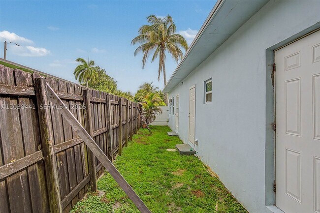 Building Photo - 5910 SW 62nd St