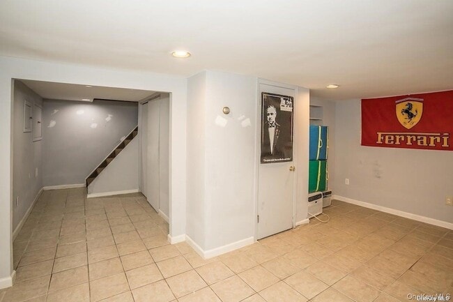 Building Photo - 2 Elm Pl